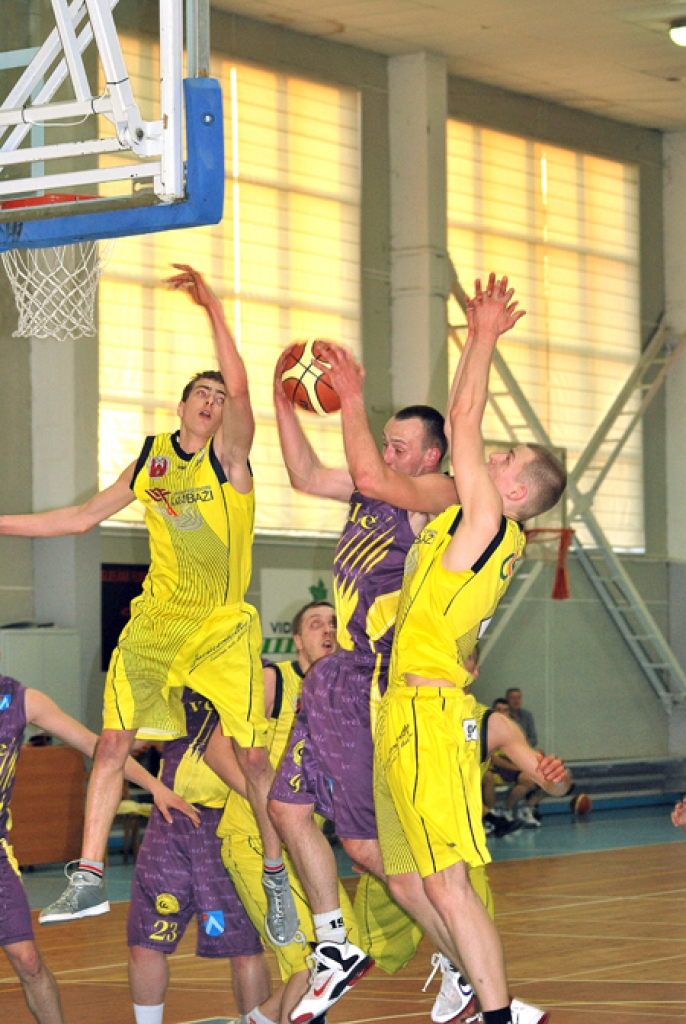 Nauris  Metnieks  izcīna bumbu starp diviem garajiem  pretinieku spēlētājiem. 