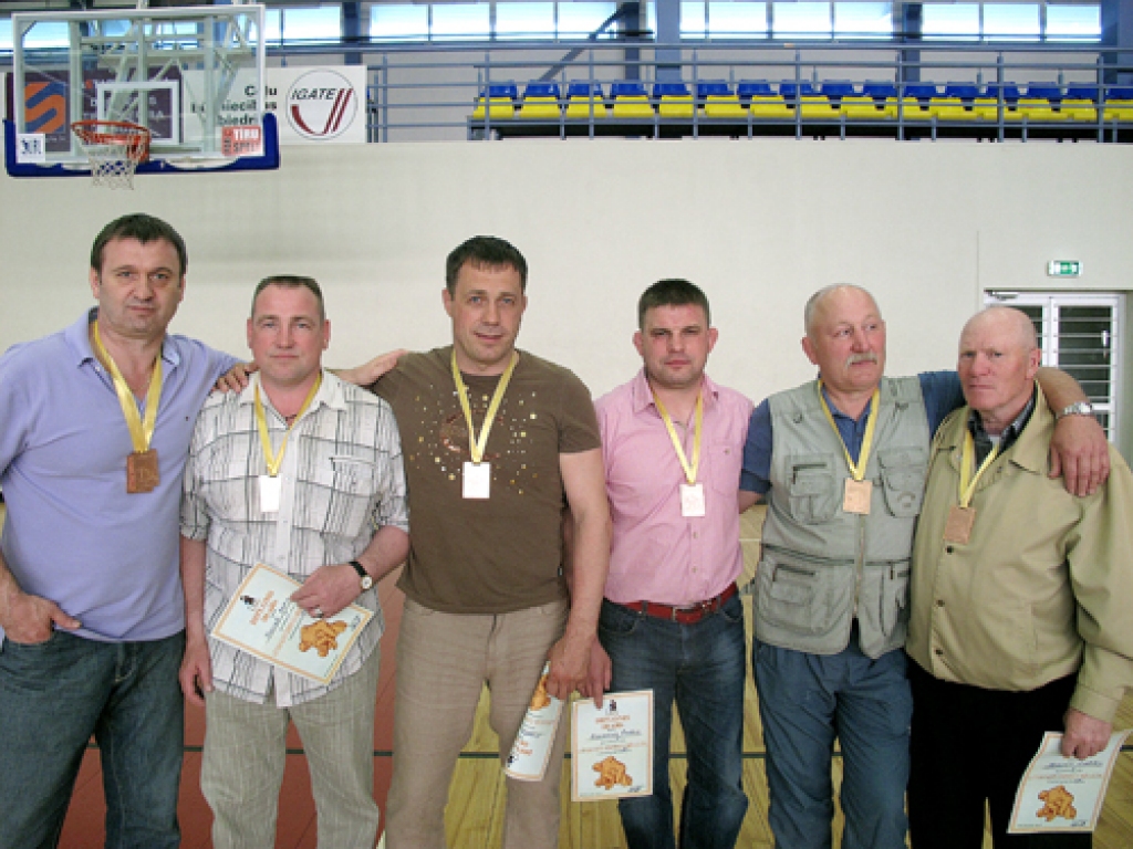 Bauskas novada brīvās cīņas veterāni Igors Slakters, Agris Kociņš, Ilvars Zīverts, Andris Bokmanis, Vladimirs Iļjins un Anatolijs Abramovs sacensībās demonstrē prasmi un izturību.
Autors: Igors Slakters