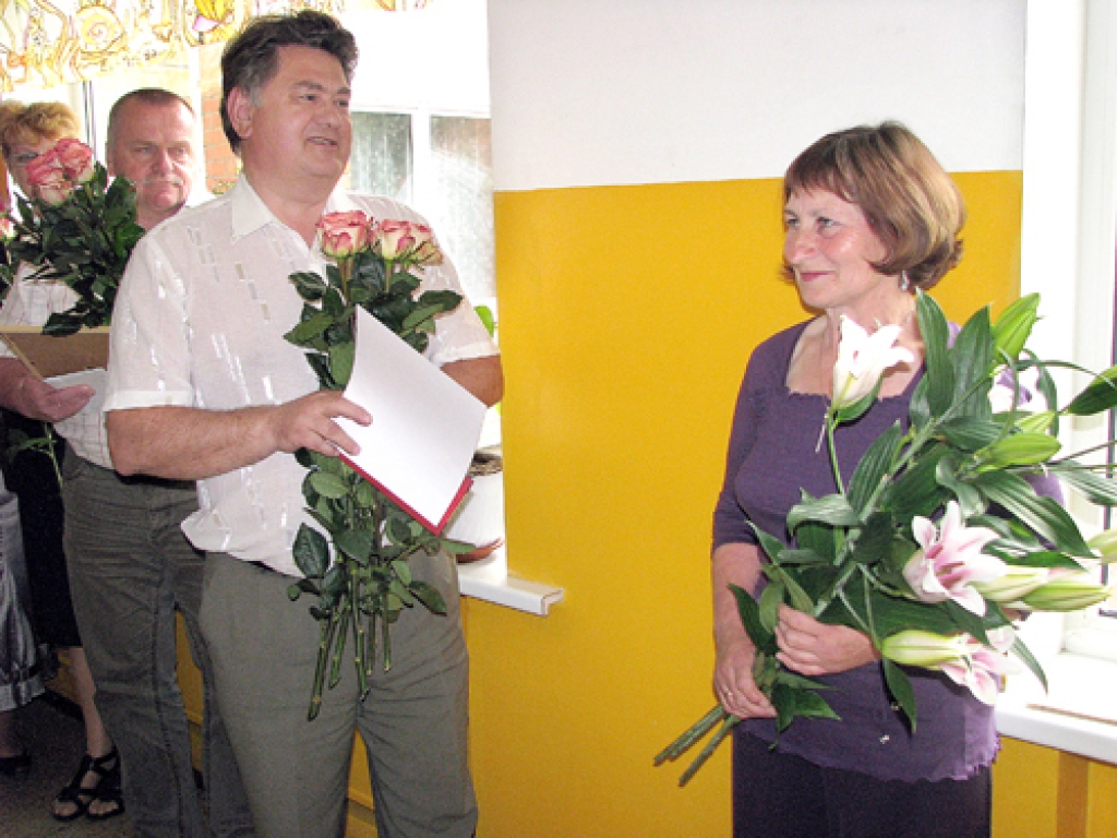 Valentīna Kuzņecova , Bauskas pamatskolas darbiniece, novada domes Atzinības rakstu saņem par ilggadēju un atbildīgu darbu mācību iestādē. 
Autors: Vilnis Auzāns