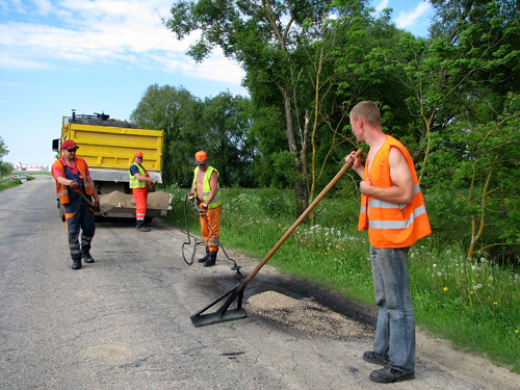 Bedrīšu remontu uz ceļa Bauska–Ādžūni veic akciju sabiedrības «Latvijas Autoceļu uzturētājs» Bauskas ceļu rajona strādnieki. 
Autors: Vilnis Auzāns