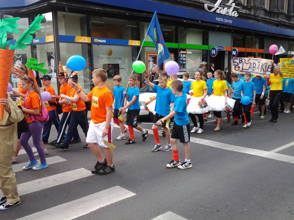 Bauskas sākumskolas 5. b klase ZZ čempionāta atklāšanas gājienā.
Autors: Zane Trasūne