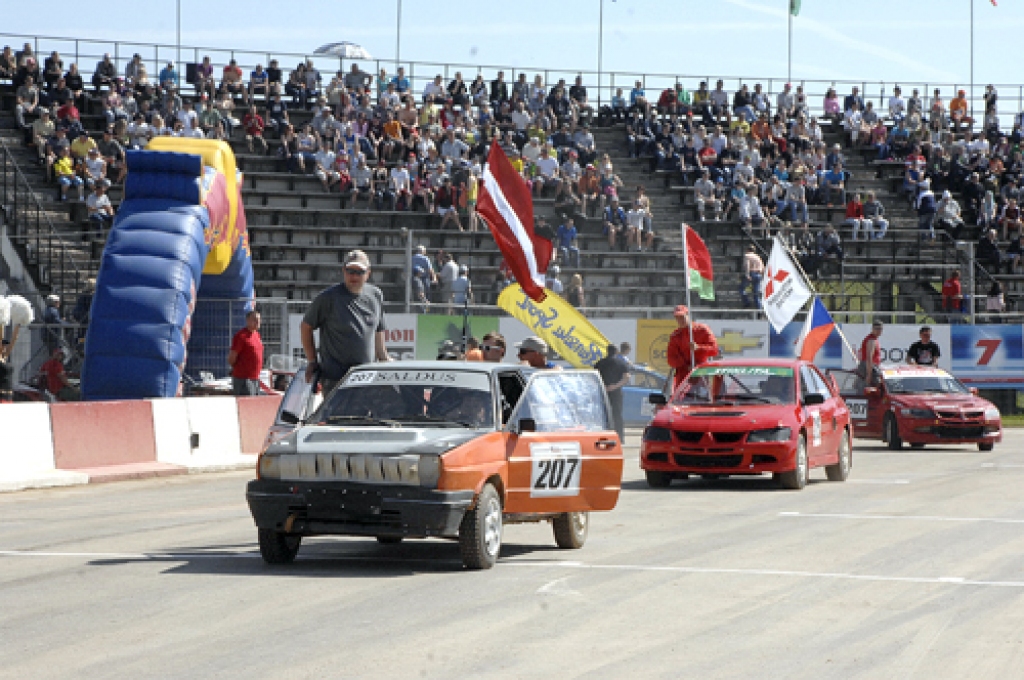 Atklāšanas parādē. Šogad Eiropas čempionāta 2. posmā «Mūsā» startēja 67 sportisti no 15 valstīm. Viņu pulkā leģendārais veterāns čehu bagijists Jaroslavs Hošeks, kurš te braucis desmitiem gadu, un baltkrievs Aleksejs Sivirčukous, kurš «Mūsā» startē pirmo reizi.
Autors: Ivars Bogdanovs