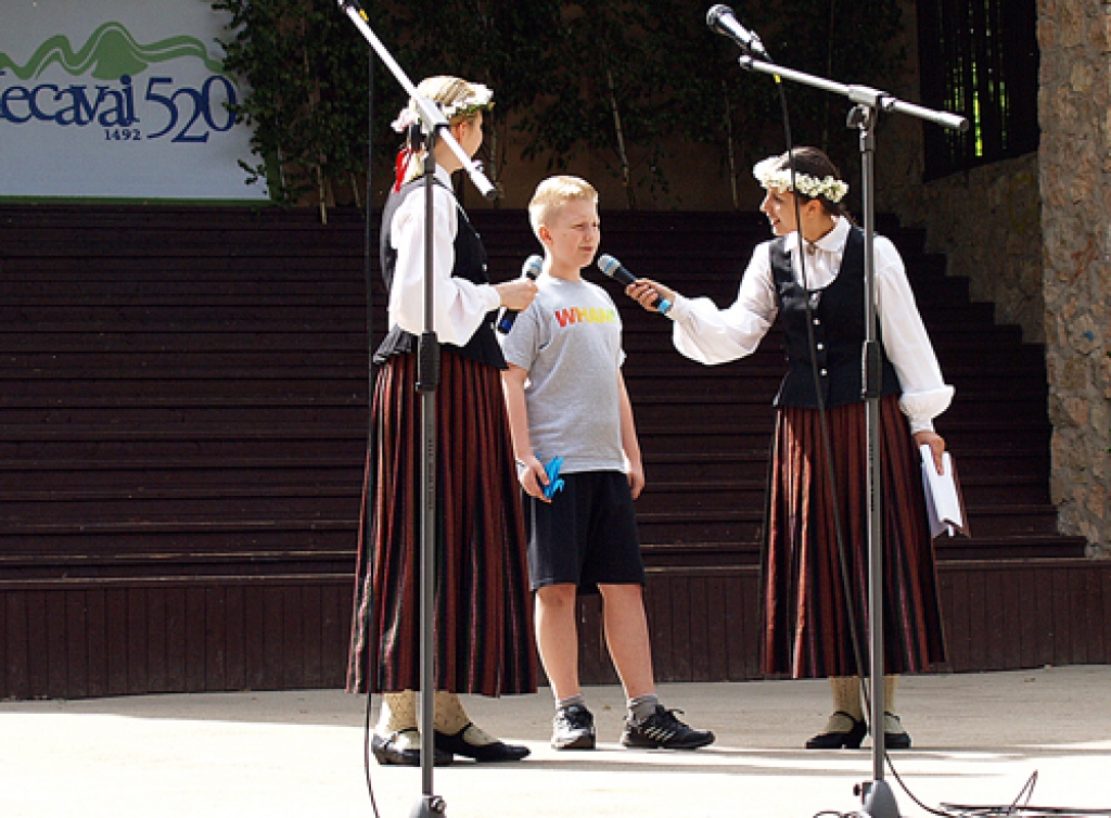 Roberts Zaborovskis sarīkojuma vadītājām Gintai Cerai (no labās) un Beatrisei Dzenei stāsta, ka iemācījies salocīt dzērvīti, un grūtdieņiem parasti ziedo viņa vecāki.
Autors: Antra Ērgle