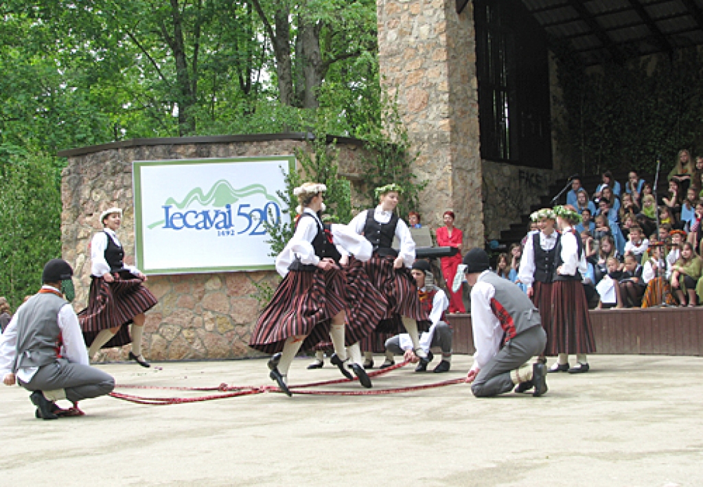 Uz skatuves jauniešu deju kopa «Jezga». 
Autors: Vilnis Auzāns