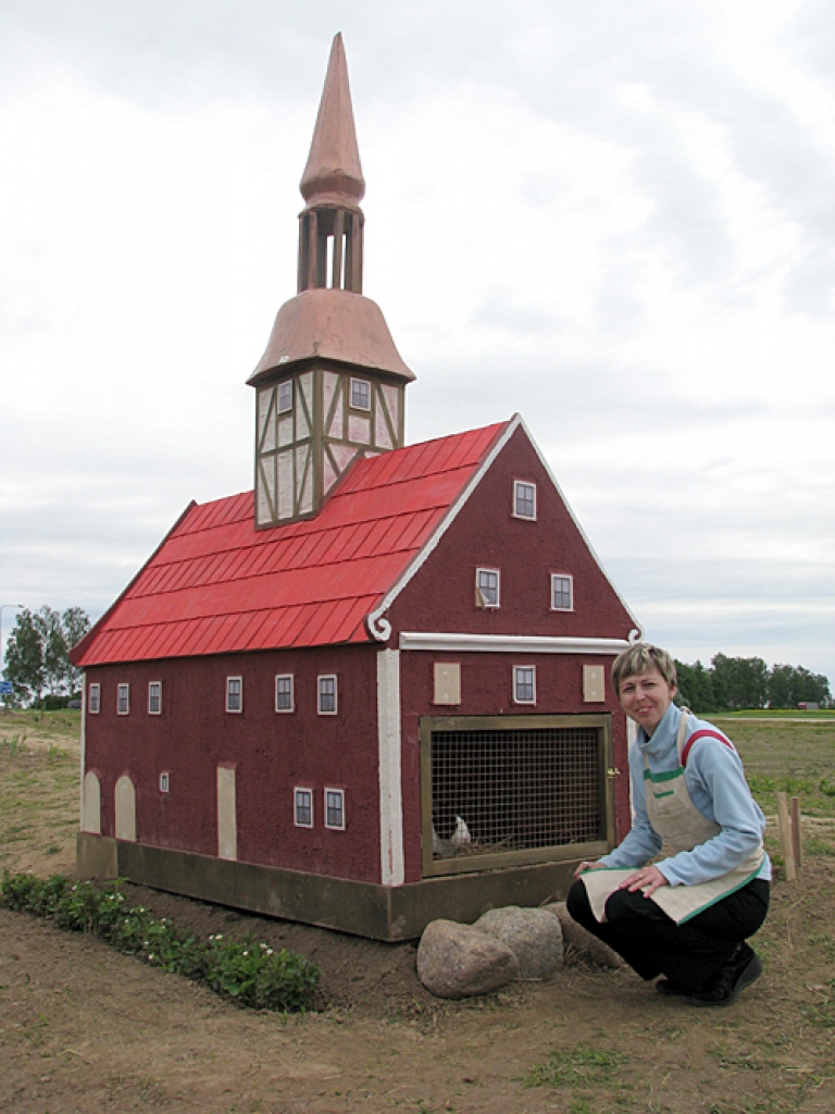 Bauskas tūrisma informācijas centra direktorei Inesei Turkupolei-Zilpurei tagad ir divas darba vietas: viena Rātsnamā Bauskā, otra – Trušu pilsētiņas rātsnamā. 
Autors: Vilnis Auzāns