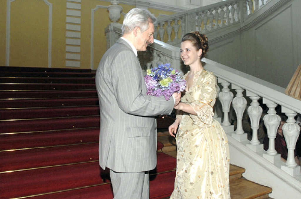 Imants Lancmanis pirms izstādes atklāšanas pateicās katram jaunās ekspozīcijas tapšanā iesaistītajam pils muzeja darbiniekam. Tagad kolēģu darināto pušķi saņem viņš.
Autors: Ivars Bogdanovs