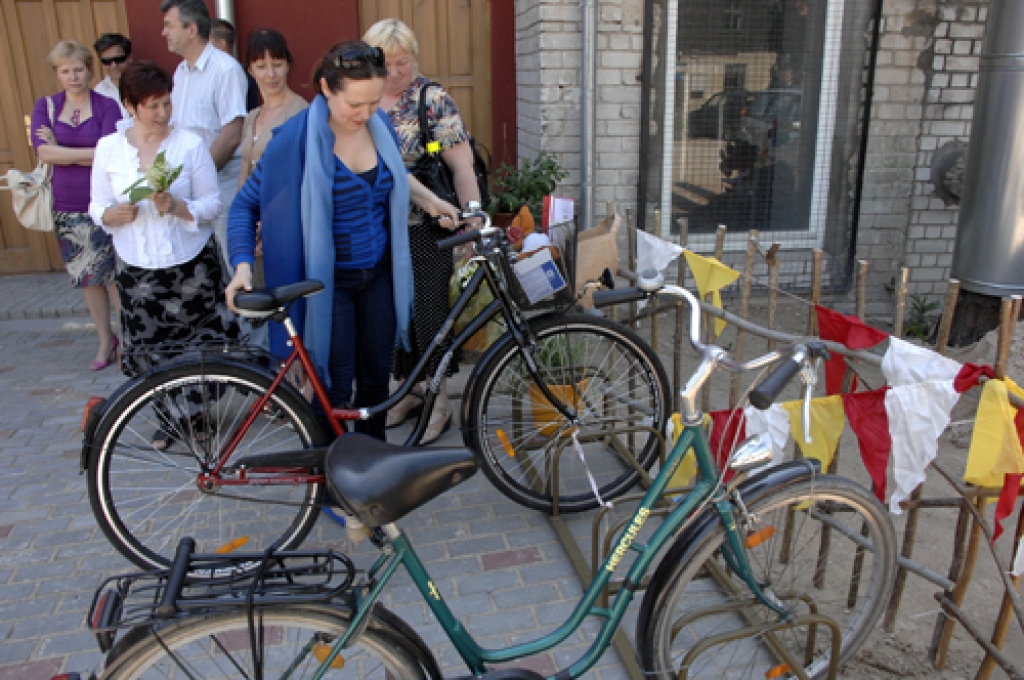 Ziediem un baloniem rotātajā velosipēdu novietošanās statīvā savu braucamo iestūrē Bauskas bērnu un jauniešu centra direktore Benita Svareniece. 
Autors: Ivars Bogdanovs