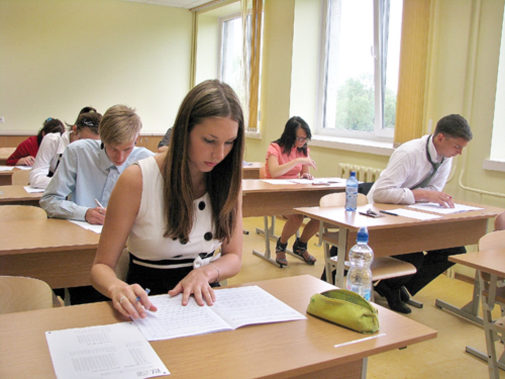 Pirmo valsts eksāmenu Uzvaras vidusskolas 12. klases audzēkņi kārto angļu valodā. Rakstveida daļa Alisi Broku (priekšplānā) nebiedē. Viņu vairāk satrauc trešdien, 23. maijā, paredzētais eksāmena turpinājums – mutvārdu daļa. 
Autors: Vilnis Auzāns