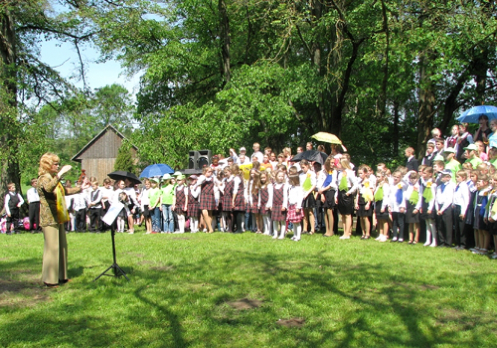 Kopkori koncertā «Taureņu balsis» Ceraukstes pagasta «Lejeniekos» diriģē mūzikas pasniedzēja Inga Bukša.
Autors: Vilnis Auzāns