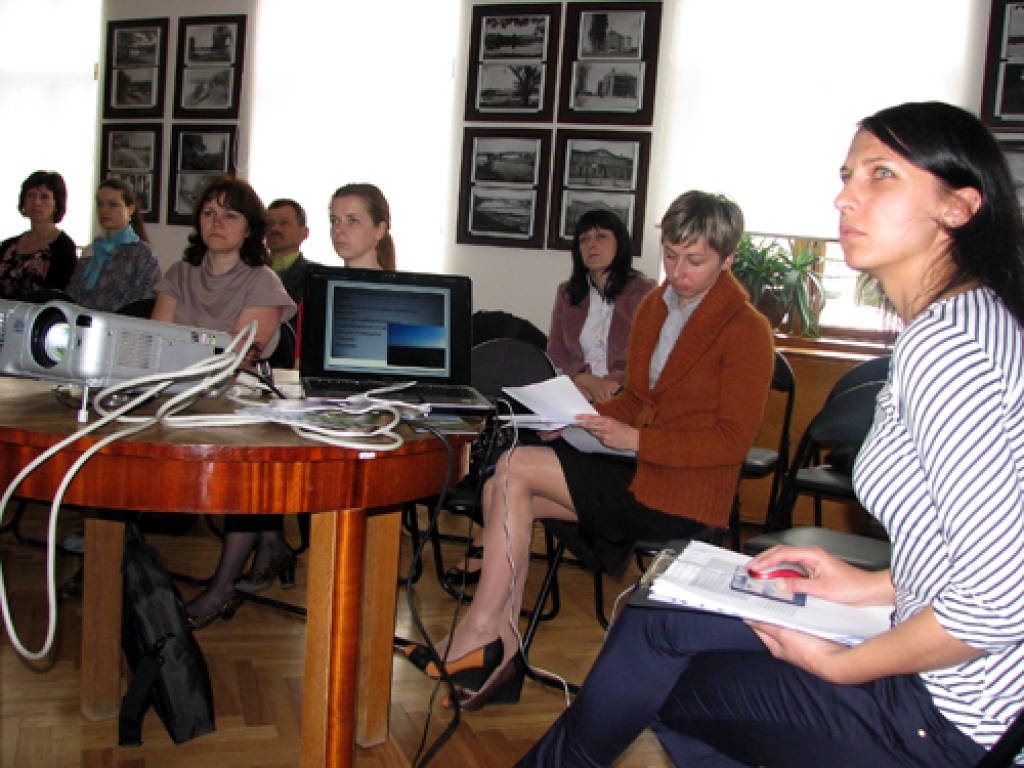 Karīna Adamaite, Vidzemes Augstskolas maģistrante, seminārā Bauskas tūrisma nozares darbiniekus iepazīstināja ar savu pētījumu par tūrisma nozares attīstības iespējām.
Autors: Vilnis Auzāns