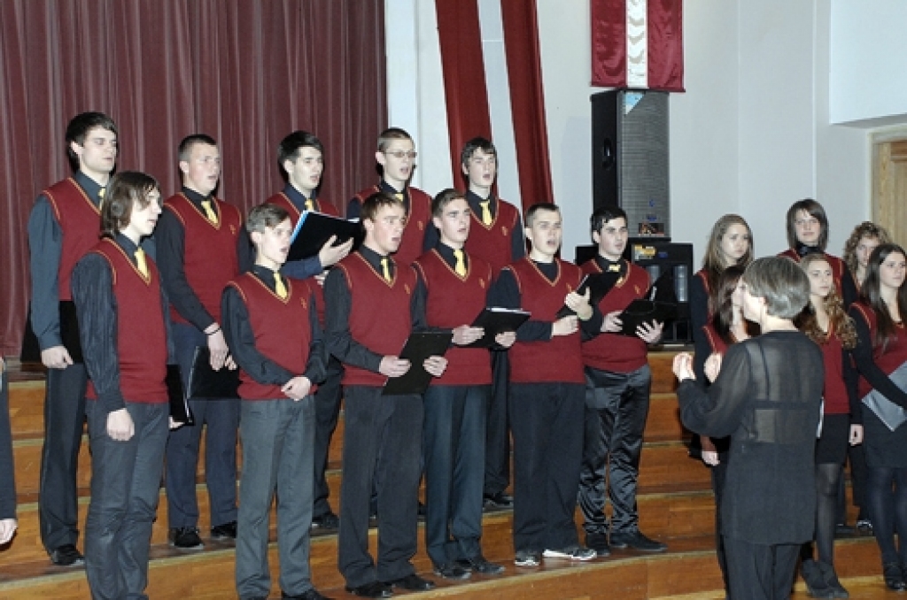 Bauskas Valsts ģimnāzijas jauktā kora priekšnesums Bauskas kultūras centrā pērn, 11. novembrī. 
Autors: No «Bauskas Dzīves» arhīva.