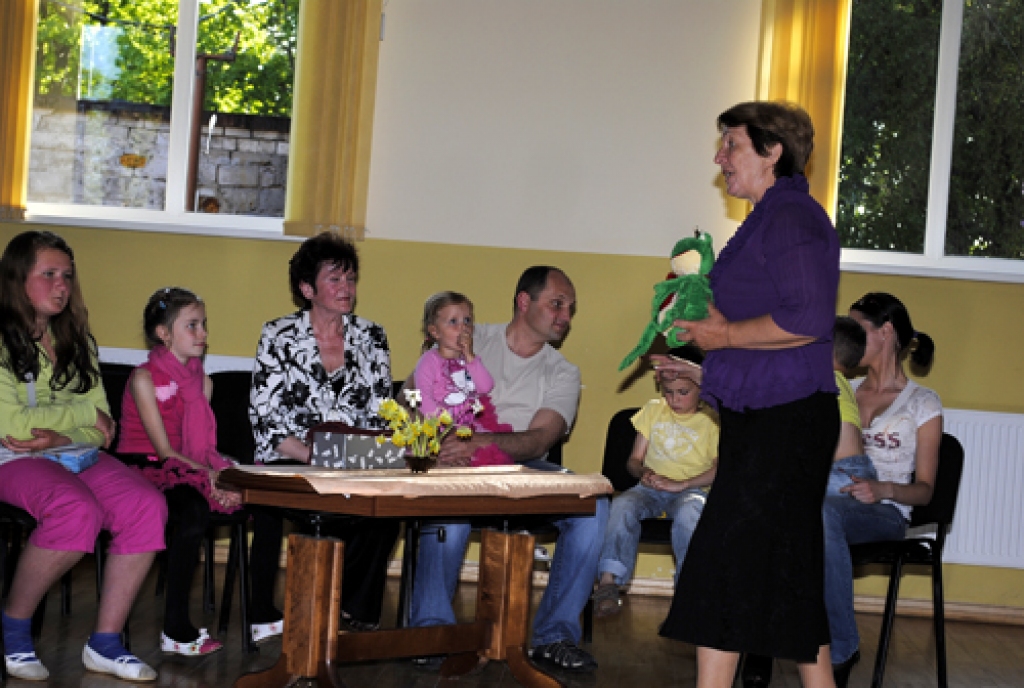 Ceraukstiete Ināra Dimante pasākuma dalībniekiem stāstīja pasaku par brīnumvardīti.
Autors: Juris Iļņickis