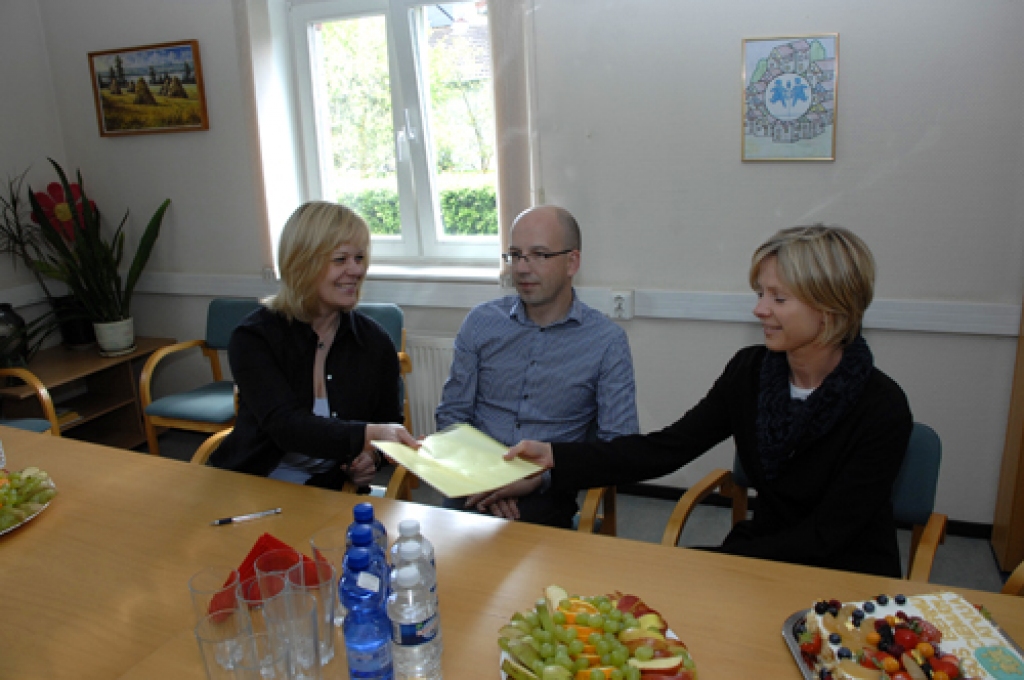 Īslīces SOS bērnu ciematā 18. maijā līgumu par sadarbību ar «Samsung» līdz 2013. gada beigām parakstīja Latvijas SOS Bērnu ciematu asociācijas direktore Ilze Paleja.