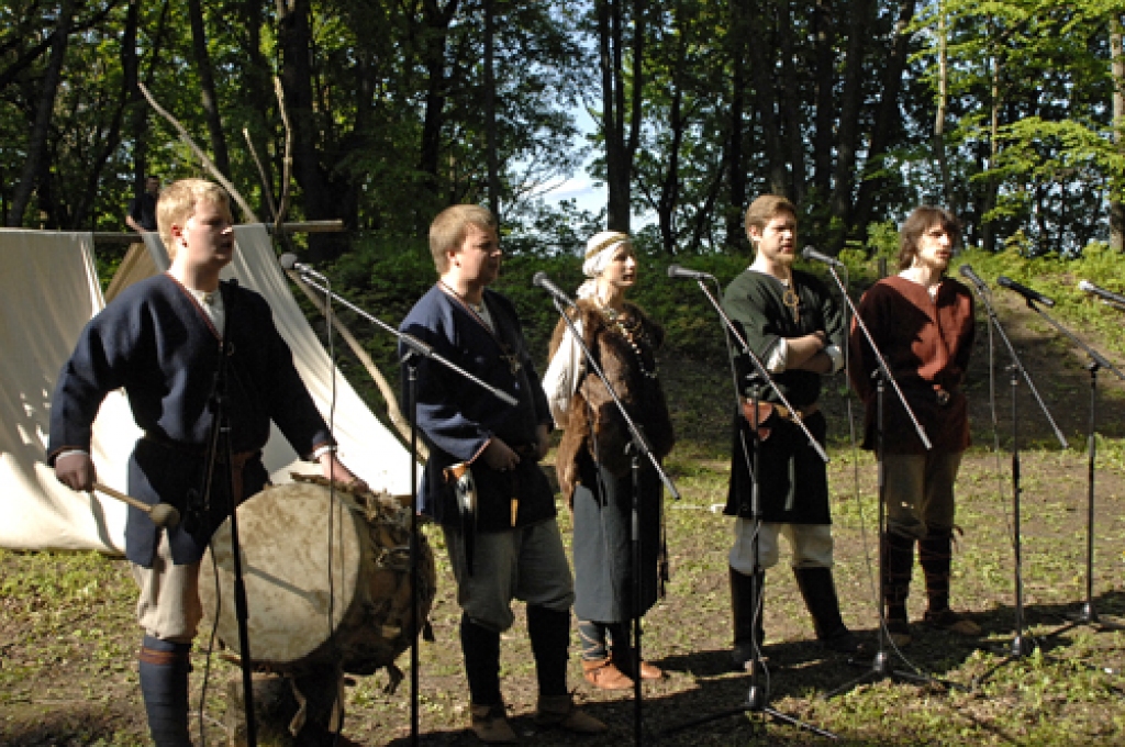 Mežotnes pilskalna svētkos muzicē kopa «Vilkači».
Autors: Ivars Bogdanovs