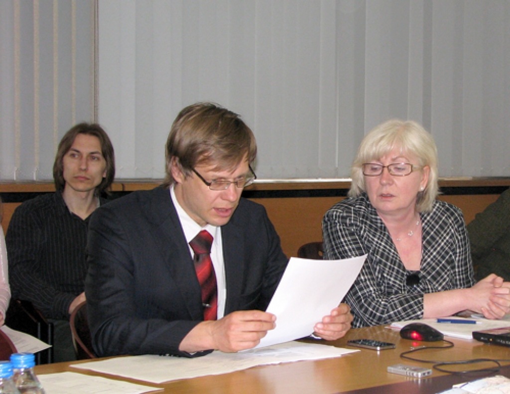 Ar sagatavotajiem dokumentiem iepazīstas VARAM parlamentārais sekretārs Einārs Cilinskis un VARAM Vides aizsardzības departamenta speciāliste Daina Ozola.
Autors: Vilnis Auzāns