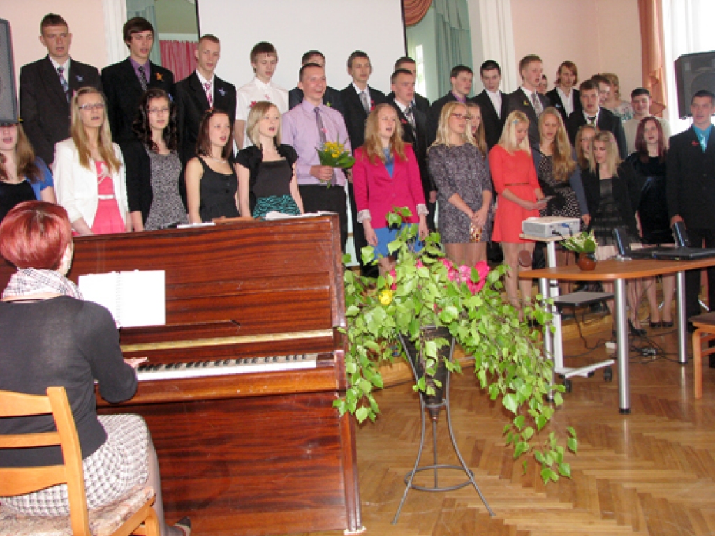 Bauskas pilsētas pamatskolas devīto klašu audzēkņi veltījumu skolai pauž dziesmā.
Autors: Vilnis Auzāns