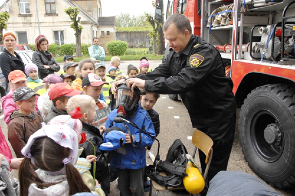 Andris Purviņš, VUGD Bauskas nodaļas komandieris, bērnudārza «Pasaulīte» audzēkņiem izrāda ugunsdzēsēju aprīkojumu.
Autors: Ivars Bogdanovs