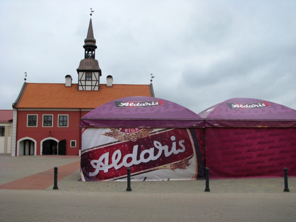 Bauskas Rātslaukumā kopš maija par dominējošo objektu kļuvusi vasaras kafejnīcas nojume. Pilsētniekiem un viesiem tā radījusi lielu neapmierinātību. 
Autors: Vilnis Auzāns