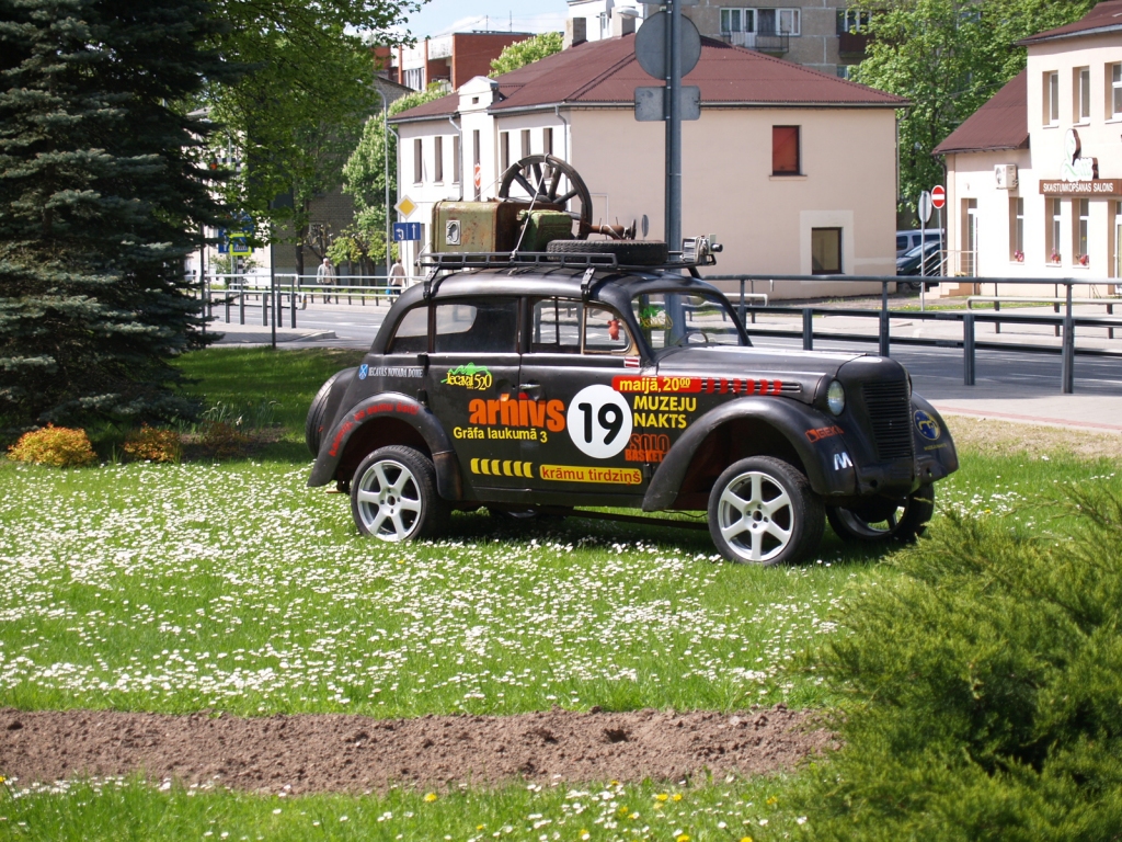  Biedrības ''Arhīvs'' tradicionālā Muzeju nakts reklāma - senais auto pie Iecavas kultūras nama.
Autors: Antra Ēgrle