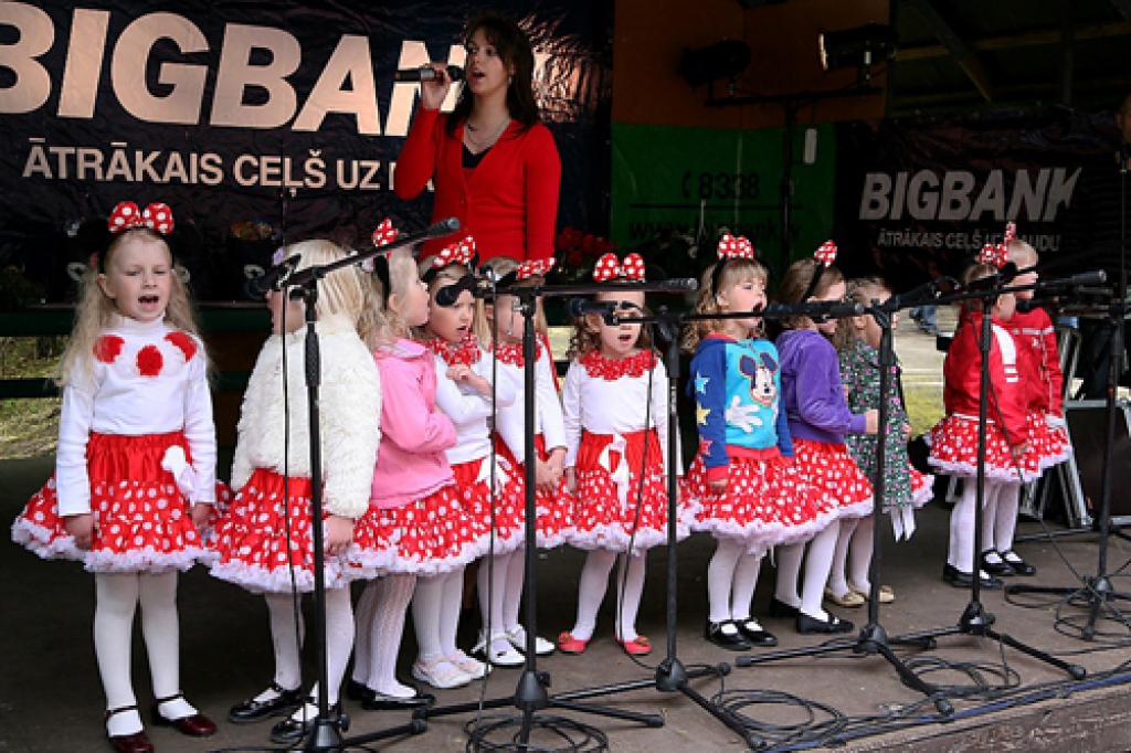 Grupa «Miljons» no Bauskas kuplināja ģimeņu sarīkojumu Rīgas Zooloģiskajā dārzā.
Autors: no rīkotāju arhīva