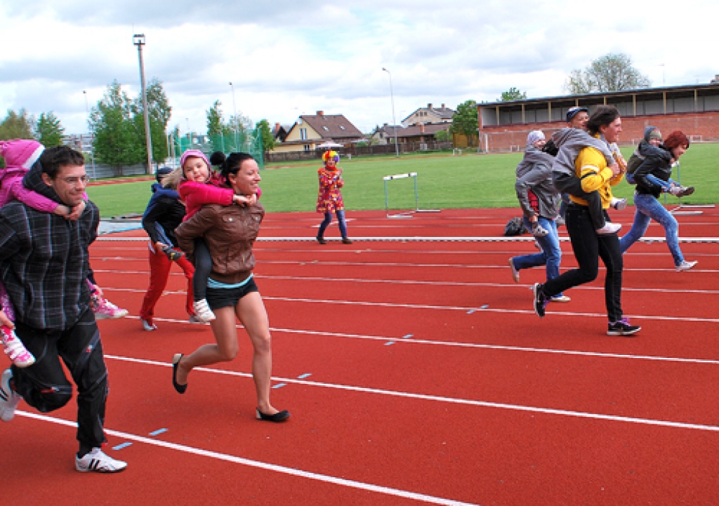Reinis Macevičs (no kreisās) ar meitu Diānu pičpaunā.
Autors: Uldis Varnevičs