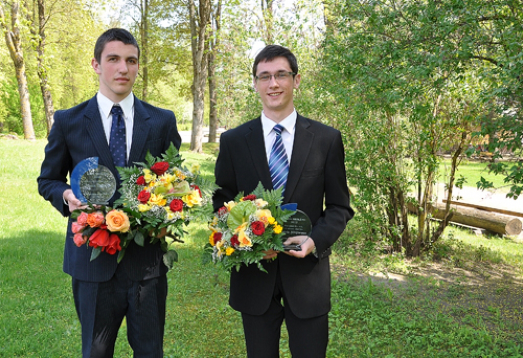 Kalvis Ņikiforovs un Jānis Pelēcis – Vecumnieku novada «Gada skolēni 2012».
Autors: Žanna Zālīte