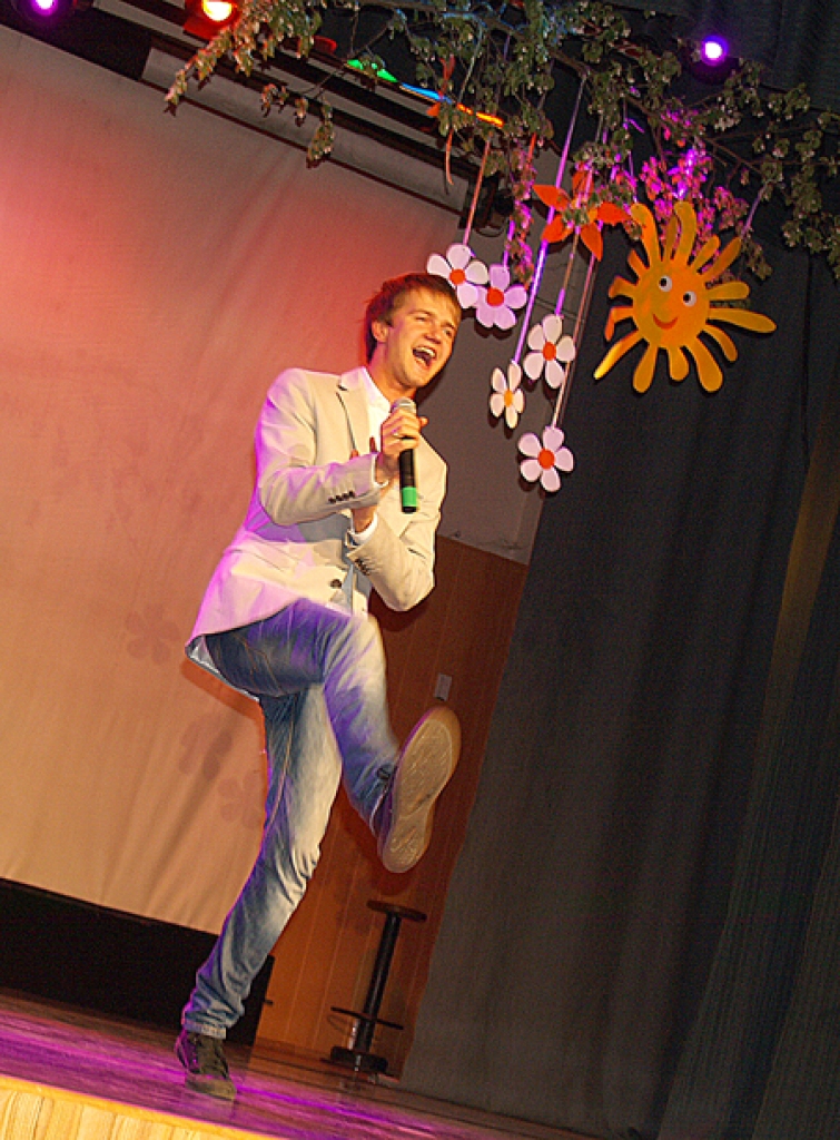 Nikolajs Puzikovs ne tikai vērtēja mazos dziedātājus, bet arī pats veltīja vairākas dziesmas Iecavas dāmām.
Autors: Antra Ērgle