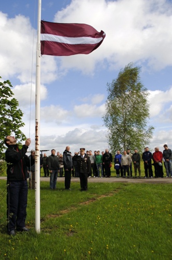 Šaušanas sacensību parādi pieņēma atvaļināts pulkvedis, bijušais Nacionālo bruņoto spēku komandieris Juris Dalbiņš.   
Autors: Juris Iļņickis