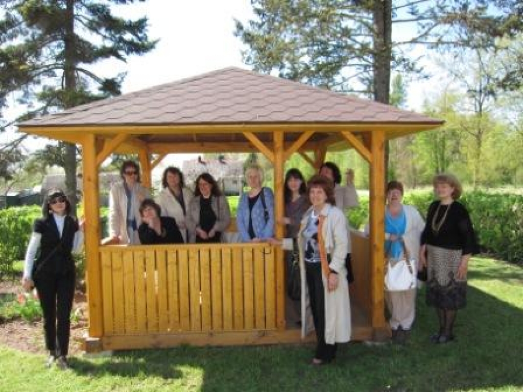 Pasvales un Iecavas bibliotēku darbinieces lapenē pie Zorģu bibliotēkas.
Autors: No albuma.