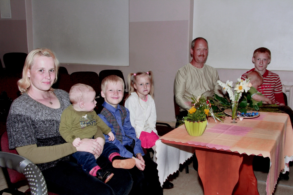 Kauneckaišu ģimene no Vecsaules pagasta – mamma Diāna un tētis Ilgvars ar bērniem Kasparu, Raiti, Keitu, Edvardu un Mārtiņu. 
Autors: Linda Kaufmane