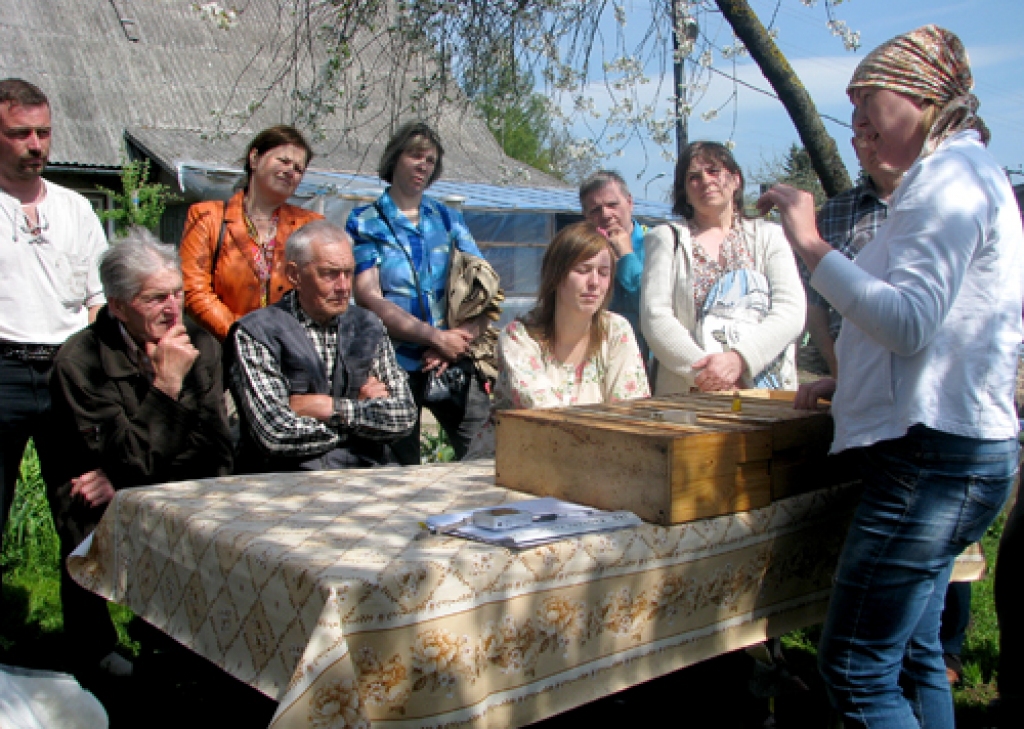 Bauskas biškopjiem teorētiskās nodarbības vada Latvijas Biškopības biedrības konsultante Santa Biļinska.
Autors: Vilnis Auzāns