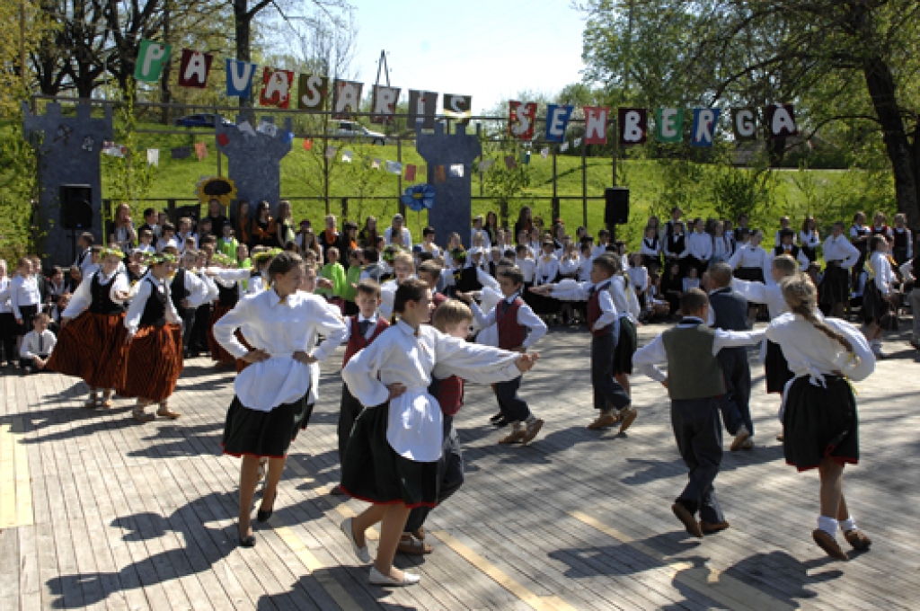 Koncertā «Pavasaris Šēnbergā» piedalījās skolēni no Bauskas pilsētas pamatskolas, Iecavas, Īslīces, Misas, Pilsrundāles, Uzvaras, Vecumnieku, Skaistkalnes vidusskolas, Ozolaines, Stelpes, Vecsaules pamatskolas, Rīgas Teikas vidusskolas un Radvilišķu skolas Lietuvā. 
Autors: Ivars Bogdanovs