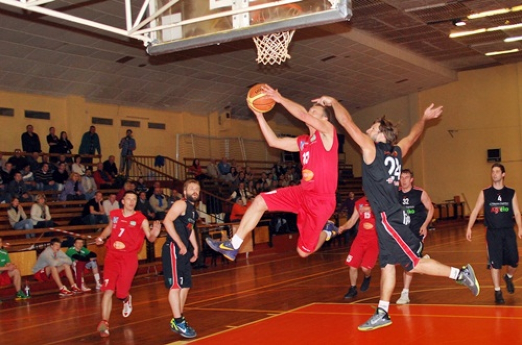 Gati Justoviču (ar bumbu) mēģina apturēt 