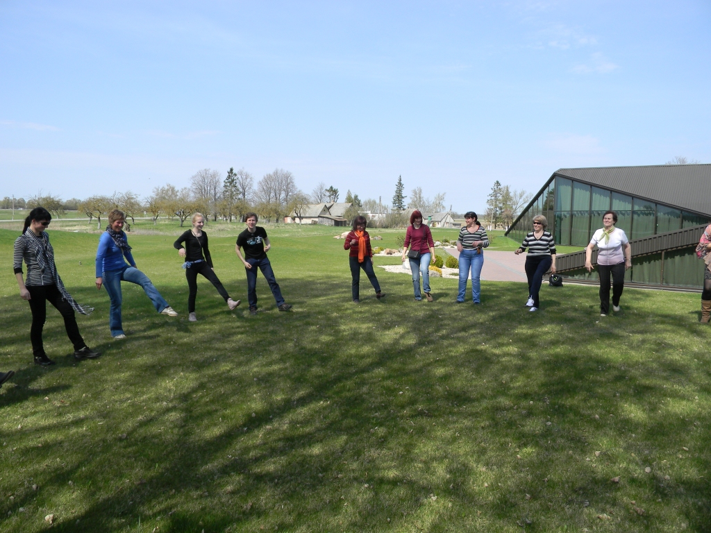 Autobusā nogurušie ceļotāji izmanto iespēju izkustēties.
Autors: No albuma.