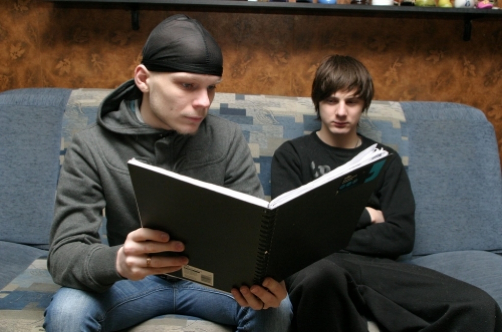 Jaunieši Matīss Bārdiņš (no kreisās) un Didzis Sarkanbārdis veido savu organizāciju «Spēks», kuras viens no darbības mērķiem būs labdarības pasākumu rīkošana. 
Autors: No «Bauskas Dzīves» arhīva.