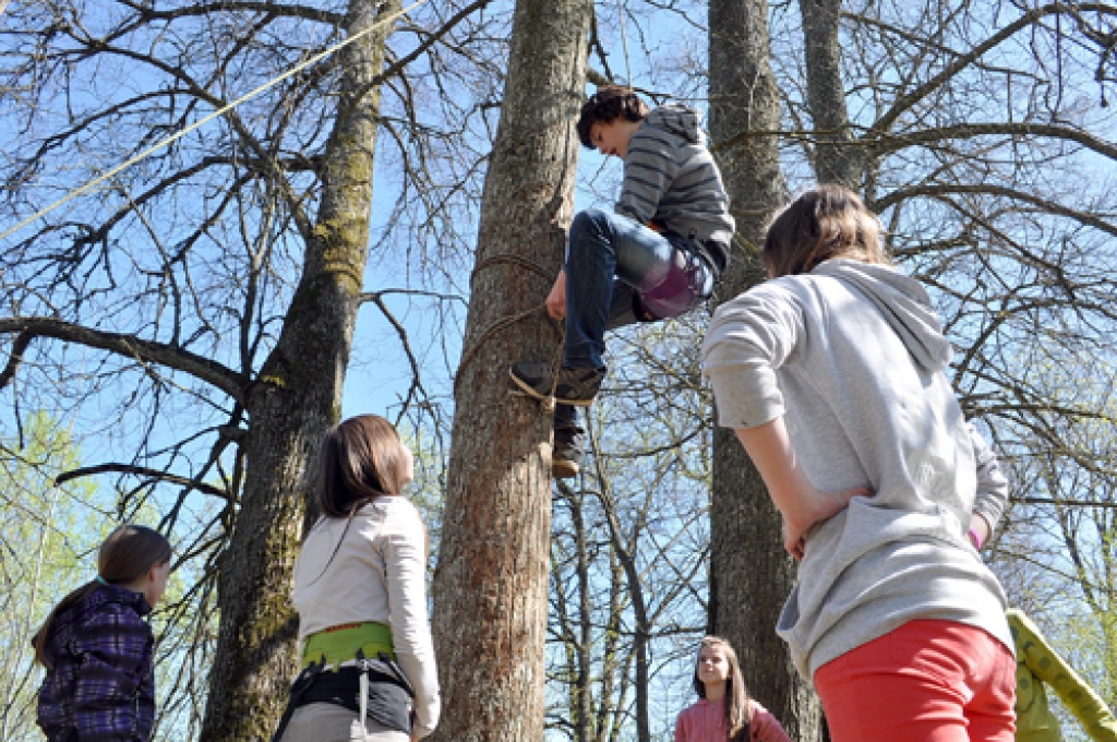 Komandas sadarbību pārbaudīja atrakcija «Greizās virves».
Autors: Antra Ērgle