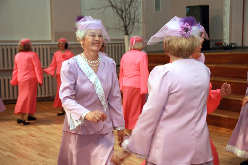 «Magnolijas» un «Virši zied», senioru deju kopas no Rundāles un Jelgavas novada Sesavas pagasta, izpilda deju «Skumrijs».
Autors: Linda Kaufmane