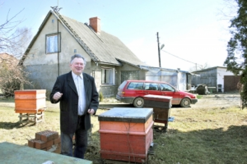 Jaunos biškopjus savā dravā Bauskas novada Īslīces pagasta Bērzkalnos uzņems Oskars Spalis, saimniecības «Užiņi» īpašnieks, Latvijas Biškopības biedrības (LBB) Bauskas nodaļas vadītājs.
Autors: No «Bauskas Dzīves» arhīva.