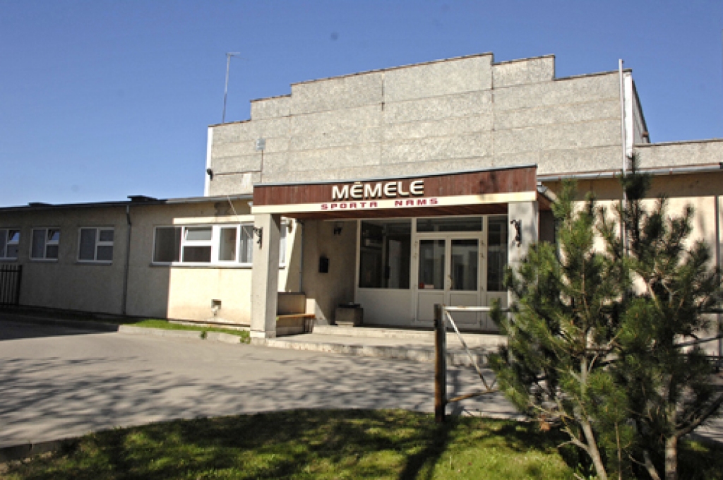 Slikta griestu tehniskā stāvokļa dēļ slēgts sporta nams «Mēmele» Bauskā.
Autors: Ivars Bogdanovs