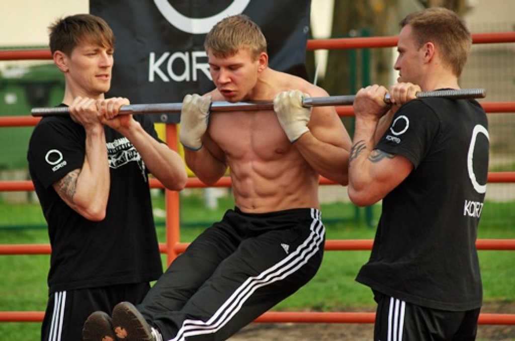 Puiši pievilkšanas stieņa trūkumu vismaz daļēji aizstāja ar pašu spēkiem.
Autors: Uldis Varnevičs