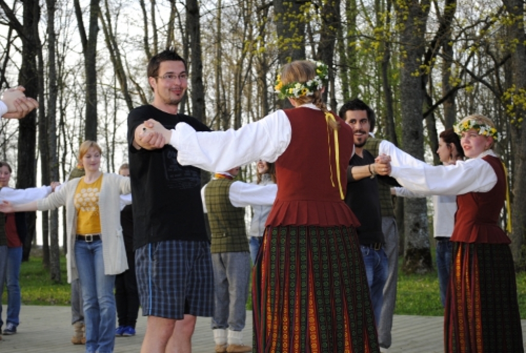 Jaunieši no Eiropas apgūst latviešu etnogrāfisko deju «Kalējiņi».
Autors: Kristaps Ābelnieks