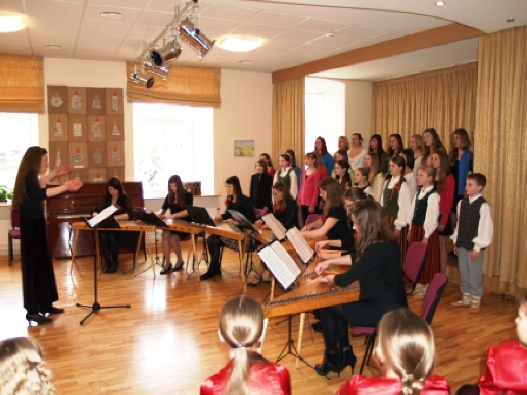 Valta Pūces skaņdarbus Iecavas mūzikas skolas dziedātāji un koklētājas izpildīja pedagoģes Alises Veisas pārlikumā ar Kristīni Circeni diriģentes lomā.
Autors: Antra Ērgle