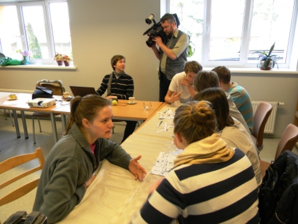 Reinis Pastars (pie datora), darbnīcas vadītājs, izskaidro divām grupām animācijas filmiņas tapšanas procesu. Procesu iemūžina «TV Spektrs» operators Andris Pāns.
Autors: Antra Ērgle