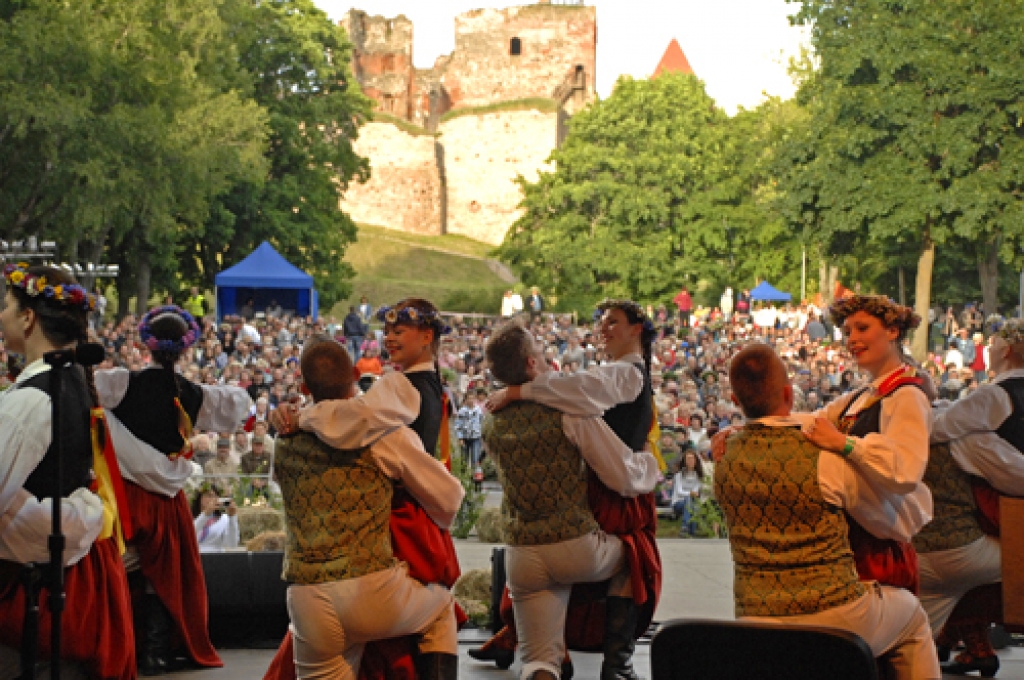 Vairāki tūkstoši skatītāju klātienē, simtiem tūkstošu radioklausītāju un televīzijas skatītāju 23. jūnija vakarā bija liecinieki divarpus stundu ilgajam koncertam «Latvija līgo Bauskā». 

Bauskas kultūras centra direktore Ilva Vansoviča...
Autors: Ivars Bogdanovs