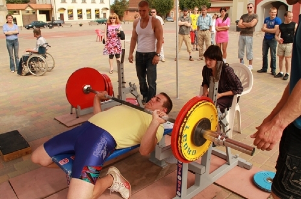 Vairāk nekā simts sportistu pagājušās nedēļas nogalē, 16. – 17. jūnijā, pulcējās Bauskas Rātslaukumā, kur piedalījās sacensībās spēka trīscīņā, svara stieņa spiešanā guļus, decaliftingā un armrestlingā.

Atklātais spēka sporta veidu...
Autors: Uldis Varnevičs