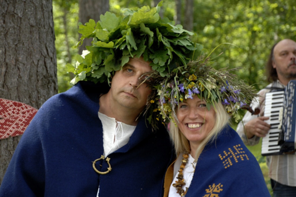 Vecumnieku novada brīvdienu mājā «Lielzemenes» trešdien, 13. jūnijā, bija ieradušies vairākums koncerta «Latvija līgo Bauskā» dalībnieku, arī rīkotāji. Te dažādos latviskos rituālos tika filmēti koncertam paredzētie videoklipi. 
Autors: Ivars Bogdanovs