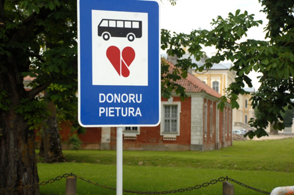 Rundāles pilī 16. jūnijā Valsts asinsdonoru centrs (VADC) bija aicinājis donorus kopīgi atzīmēt Pasaules asins donoru dienu. Donori, protams, ziedoja asinis, taču viņiem un ģimenēm VADC kopā ar Rundāles pils speciālistiem bija sarīkojis...
Autors: Ivars Bogdanovs