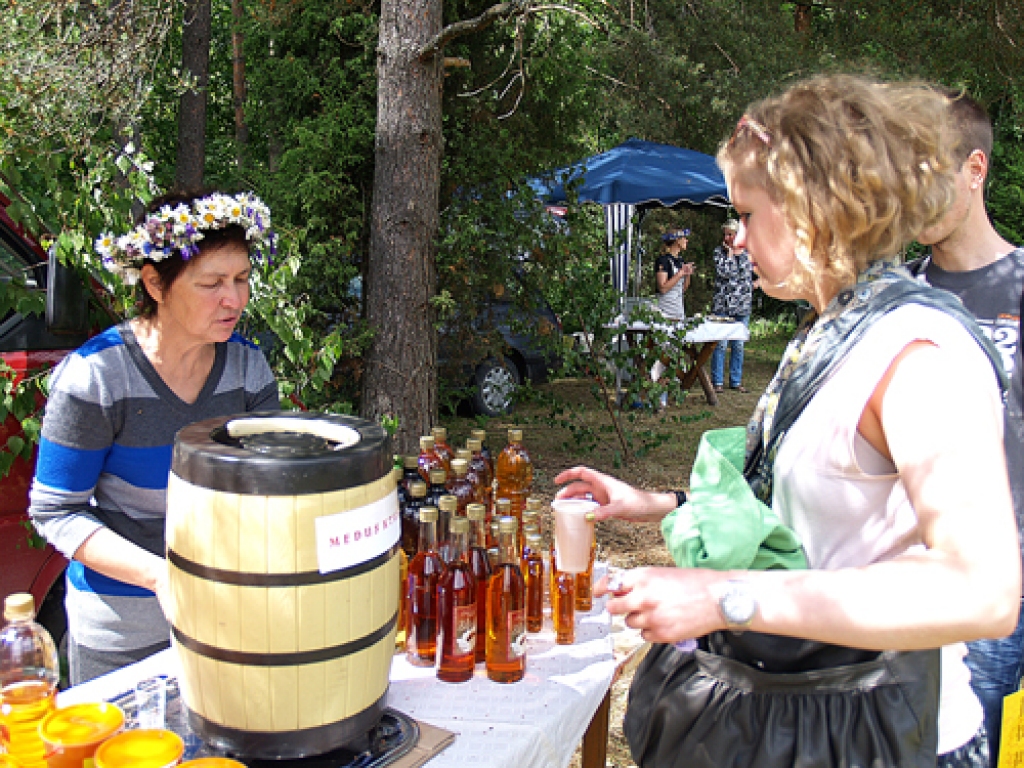 Jāņu mācību dalībnieki no Iecavas un kaimiņu novadiem 17. jūnijā gāja rotaļās, mācījās Jāņu dziesmas un siera siešanu, cepa pīrāgus un pina vaiņagus.