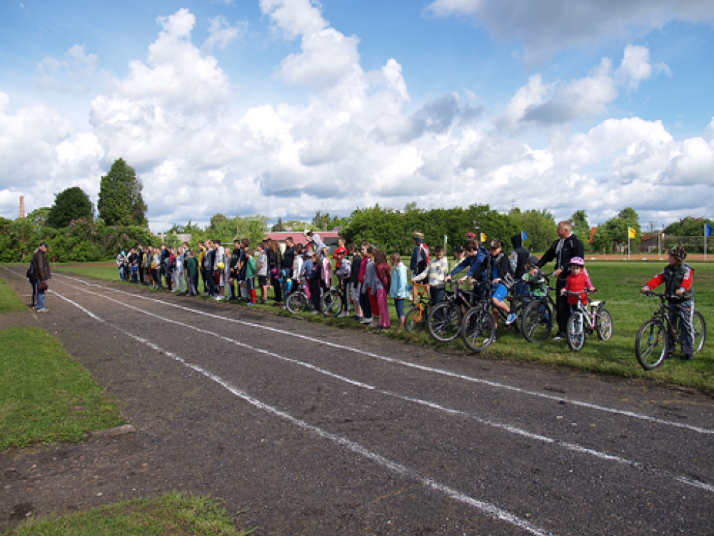 Iecavas novada tradicionālie vasaras sporta svētki internātpamatskolas stadionā 3. jūnijā pulcēja vairāk nekā 500 dalībnieku.
Autors: Antra Ērgle