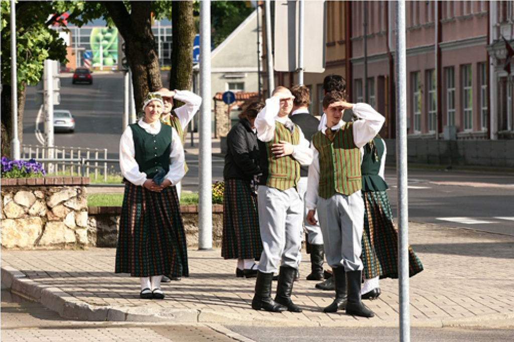 Sestdienas, 2. jūnija, vakarā Bauskas pilskalna estrādē Dejošanas svētkos tikās mūspuses novadu un Rīgas dejotāji, lai iemēģinātu soli nākamā gada Dziesmu svētku programmas dejās. Viesi no Igaunijas vairākās humoristiskās raksturdejās...